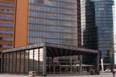 berlin-potsdamer-platz-bahnhof-bahn